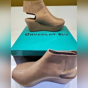 Chocolate Blu - Color (White Amber) - Leather Wedge - Size 6.5 - NEW